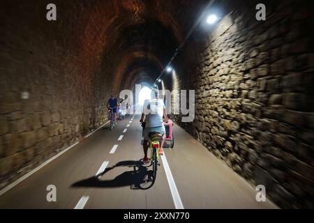Imperia, Italia - 20 agosto 2024: Ponente Ligure Bikeway, ex linea ferroviaria, oggi una bellissima pista ciclabile di 24 km. Foto Stock