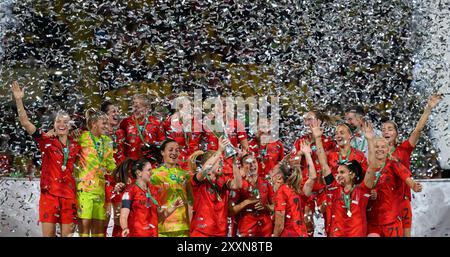 Dresda, Germania. 25 agosto 2024. Calcio, donne, DFB Supercup, FC Bayern Monaco - VfL Wolfsburg, Rudolf-Harbig-Stadion. Il Glodis Perla Viggosdottir di Monaco detiene il trofeo Supercup e fa il tifo con i giocatori. Crediti: Robert Michael/dpa/Alamy Live News Foto Stock