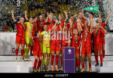 Dresda, Germania. 25 agosto 2024. Calcio, donne, DFB Supercup, FC Bayern Monaco - VfL Wolfsburg, Rudolf-Harbig-Stadion. Il Glodis Perla Viggosdottir di Monaco detiene il trofeo Supercup e fa il tifo con i giocatori. Crediti: Robert Michael/dpa/Alamy Live News Foto Stock