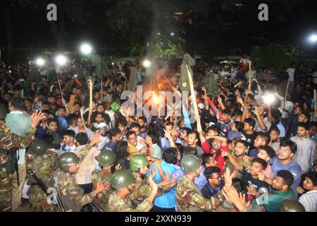 Dacca, Bangladesh. 25 agosto 2024. Almeno 40 persone sono rimaste ferite a causa dello scontro scoppiato tra i membri di Ansar e gli studenti vicino alla segreteria di Dacca, Bangladesh, stasera il 25 agosto 2024. Lo scontro è iniziato dopo le 21:00, a seguito di rapporti secondo cui le figure chiave del movimento studentesco anti-discriminazione, tra cui Sarjis Alam e Hasnat Abdullah, sono sotto assedio presso il Segretariato. Foto di Habibur Rahman/ABACAPRESS. COM credito: Abaca Press/Alamy Live News Foto Stock