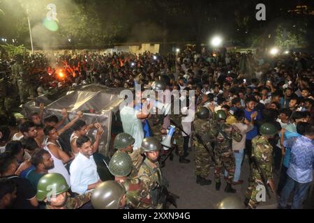 Dacca, Bangladesh. 25 agosto 2024. Almeno 40 persone sono rimaste ferite a causa dello scontro scoppiato tra i membri di Ansar e gli studenti vicino alla segreteria di Dacca, Bangladesh, stasera il 25 agosto 2024. Lo scontro è iniziato dopo le 21:00, a seguito di rapporti secondo cui le figure chiave del movimento studentesco anti-discriminazione, tra cui Sarjis Alam e Hasnat Abdullah, sono sotto assedio presso il Segretariato. Foto di Habibur Rahman/ABACAPRESS. COM credito: Abaca Press/Alamy Live News Foto Stock