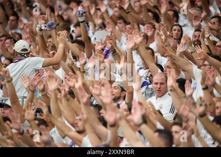 Madrid, Spagna. 25 agosto 2024. MADRID, SPAGNA - AGOSTO 26: Tifosi del Real Madrid durante la partita LaLiga EA Sports tra Real Madrid e Real Valladolid allo stadio Santiago Bernabeu il 25 agosto 2024 a Madrid, Spagna. (Foto di Francisco Macia/Photo Players Images/Magara Press) crediti: Magara Press SL/Alamy Live News Foto Stock