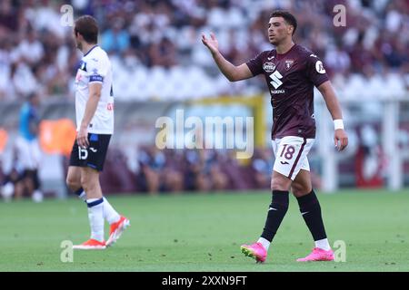 Torino, Italia. 25 agosto 2024. Che Adams del Torino FC gesti durante la partita di serie A tra il Torino FC e l'Atalanta BC allo Stadio Olimpico il 25 agosto 2024 a Torino. Crediti: Marco Canoniero/Alamy Live News Foto Stock