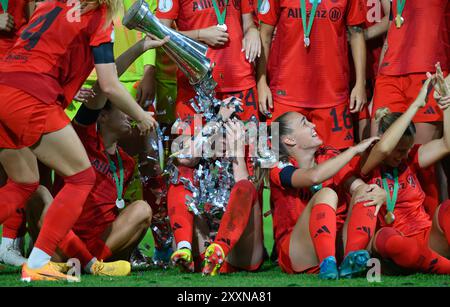 Dresda, Germania. 25 agosto 2024. Calcio, donne, DFB Supercup, FC Bayern Monaco - VfL Wolfsburg, Rudolf-Harbig-Stadion. I giocatori di Monaco festeggiano con il trofeo Supercup. Crediti: Robert Michael/dpa/Alamy Live News Foto Stock