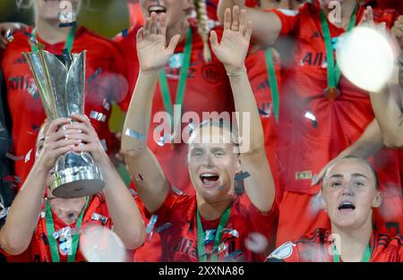 Dresda, Germania. 25 agosto 2024. Calcio, donne, DFB Supercup, FC Bayern Monaco - VfL Wolfsburg, Rudolf-Harbig-Stadion. I giocatori di Monaco intorno a Klara Bühl (M) festeggiano con il trofeo Supercup. Crediti: Robert Michael/dpa/Alamy Live News Foto Stock