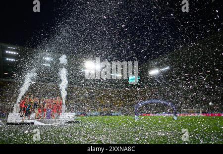 Dresda, Germania. 25 agosto 2024. Calcio, donne, DFB Supercup, FC Bayern Monaco - VfL Wolfsburg, Rudolf-Harbig-Stadion. I giocatori di Monaco esultano con il trofeo Supercup nella "pioggia di coriandoli". Crediti: Robert Michael/dpa/Alamy Live News Foto Stock