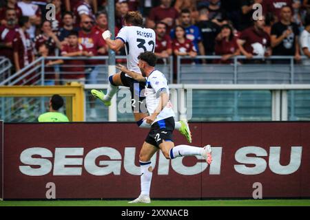 Torino, Italia. 25 agosto 2024. L'attaccante dell'Atalanta Mateo Retegui (32) festeggia con i suoi compagni di squadra dopo aver segnato il suo gol per arrivare a 0-1 durante la partita di serie A numero 2 tra Torino e Atalanta a Torino, Italia, il 25 agosto 2024, allo Stadio Olimpico grande Torino. (Foto di Matteo Bottanelli/NurPhoto) crediti: NurPhoto SRL/Alamy Live News Foto Stock