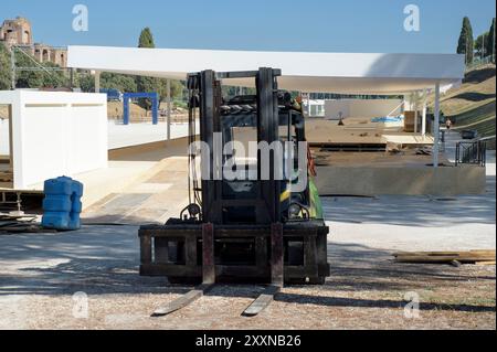 Roma, Italia. 25 agosto 2024. Il cantiere per la preparazione della tappa Longines Global Champions Tour a Roma. Lavori in corso al Circo massimo per il Longines Global Champions Tour, il più prestigioso circuito di salto ostacoli che si fermerà a Roma. Dopo essere partito a Doha lo scorso febbraio, il Longines Global Champions Tour si fermerà in prestigiose località di alcune delle città più affascinanti del mondo, tra cui Miami, città del Messico, Shanghai, Madrid, Parigi, Stoccolma, Saint-Tropez, Cannes, Monaco e Londra, per un totale di 16 destinazioni in tutto il mondo. (Immagine credito Foto Stock