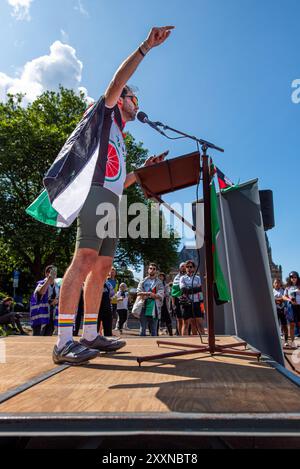 25 agosto 2024, Den Haag (l'Aia, Olanda meridionale, Paesi Bassi: Un organizzatore di Cycling 4 Gaza parla con altri ciclisti della situazione a Gaza. Il 25 agosto 2024, 100 ciclisti che partecipano a Cycling 4 Gaza sono arrivati all'edificio della Corte internazionale di giustizia a l'Aia. I ciclisti, provenienti da 28 paesi diversi, hanno fatto un tour di 300 km da Gand, Belgio, all'Aia, Paesi Bassi, in quattro giorni. L'evento, nel suo quattordicesimo anno, ha raccolto più di Â 600.000 sterline per sostenere la salute mentale e il benessere dei bambini a Gaza. (Credit Image: © James Petermeier/ZUMA Press Wire) UTILIZZO EDITORIALE SU Foto Stock