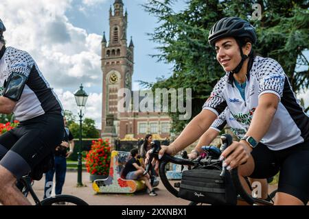 25 agosto 2024, Den Haag (l'Aia, Olanda meridionale, Paesi Bassi: I ciclisti arrivano alla Corte internazionale di giustizia. Il 25 agosto 2024, 100 ciclisti che partecipano a Cycling 4 Gaza sono arrivati all'edificio della Corte internazionale di giustizia a l'Aia. I ciclisti, provenienti da 28 paesi diversi, hanno fatto un tour di 300 km da Gand, Belgio, all'Aia, Paesi Bassi, in quattro giorni. L'evento, nel suo quattordicesimo anno, ha raccolto più di Â 600.000 sterline per sostenere la salute mentale e il benessere dei bambini a Gaza. (Credit Image: © James Petermeier/ZUMA Press Wire) SOLO PER USO EDITORIALE! Non per USO commerciale! Foto Stock