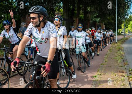 25 agosto 2024, Den Haag (l'Aia, Olanda meridionale, Paesi Bassi: I ciclisti arrivano alla Corte internazionale di giustizia. Il 25 agosto 2024, 100 ciclisti che partecipano a Cycling 4 Gaza sono arrivati all'edificio della Corte internazionale di giustizia a l'Aia. I ciclisti, provenienti da 28 paesi diversi, hanno fatto un tour di 300 km da Gand, Belgio, all'Aia, Paesi Bassi, in quattro giorni. L'evento, nel suo quattordicesimo anno, ha raccolto più di Â 600.000 sterline per sostenere la salute mentale e il benessere dei bambini a Gaza. (Credit Image: © James Petermeier/ZUMA Press Wire) SOLO PER USO EDITORIALE! Non per USO commerciale! Foto Stock