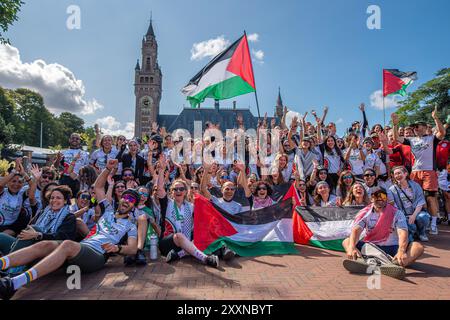 25 agosto 2024, Den Haag (l'Aia, Olanda meridionale, Paesi Bassi: Il 25 agosto 2024.100 ciclisti che partecipano a Cycling 4 Gaza sono arrivati all'edificio della Corte internazionale di giustizia a l'Aia. I ciclisti, provenienti da 28 paesi diversi, hanno fatto un tour di 300 km da Gand, Belgio, all'Aia, Paesi Bassi, in quattro giorni. L'evento, nel suo quattordicesimo anno, ha raccolto più di Â 600.000 sterline (più di 790.000$) per sostenere la salute mentale e il benessere dei bambini a Gaza. (Credit Image: © James Petermeier/ZUMA Press Wire) SOLO PER USO EDITORIALE! Non per USO commerciale! Foto Stock