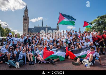 25 agosto 2024, Den Haag (l'Aia, Olanda meridionale, Paesi Bassi: Il 25 agosto 2024.100 ciclisti che partecipano a Cycling 4 Gaza sono arrivati all'edificio della Corte internazionale di giustizia a l'Aia. I ciclisti, provenienti da 28 paesi diversi, hanno fatto un tour di 300 km da Gand, Belgio, all'Aia, Paesi Bassi, in quattro giorni. L'evento, nel suo quattordicesimo anno, ha raccolto più di Â 600.000 sterline (più di 790.000$) per sostenere la salute mentale e il benessere dei bambini a Gaza. (Credit Image: © James Petermeier/ZUMA Press Wire) SOLO PER USO EDITORIALE! Non per USO commerciale! Foto Stock