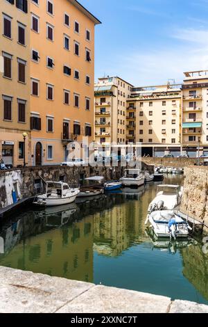 Un canale (cosiddetto 'fossi') con barche ormeggiate nel quartiere Venezia nuova visto da Ponte di marmo, Livorno, Italia Foto Stock