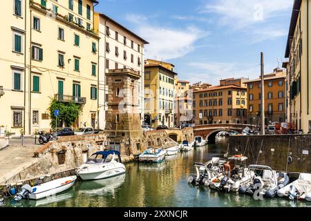 Un canale (cosiddetto 'fossi') con barche ormeggiate nel quartiere Venezia nuova visto da Ponte di marmo, Livorno, Italia Foto Stock