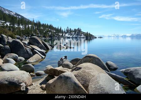 Bellissimi massi lisci fiancheggiano le rive del lago Tahoe in una giornata di sole all'inizio della primavera. Foto Stock