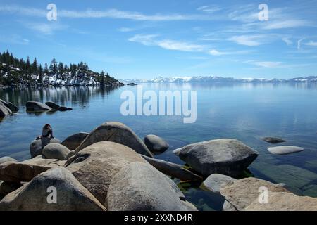 Bellissimi massi lisci fiancheggiano le rive del lago Tahoe in una giornata di sole all'inizio della primavera. Foto Stock