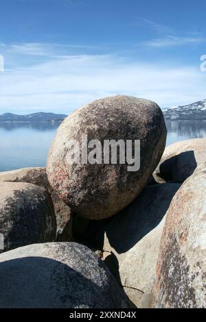 Bellissimi massi lisci fiancheggiano le rive del lago Tahoe in una giornata di sole all'inizio della primavera. Foto Stock