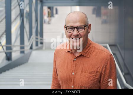 Happy Senior Scandinavian Man Portrait Outdoors Autumn in Finland Concept Foto Stock