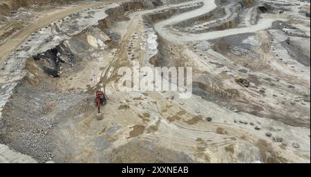 Miniera a cielo aperto a Wulfrath, Germania, con escavatori a terra. Foto Stock