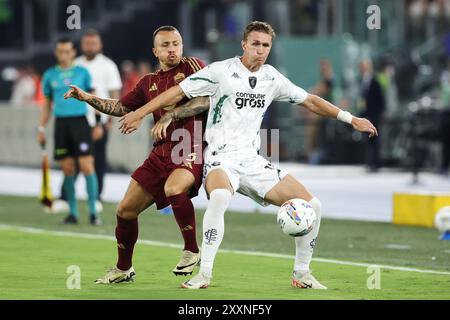 Roma, Italia. 25 agosto 2024. Angelino di Roma si batte per il pallone con Ola Solbakken di Empoli durante la partita di serie A tra AS Roma e Empoli FC allo Stadio Olimpico di Roma. Crediti: FEDERICO PROIETTI/Alamy Live News Foto Stock