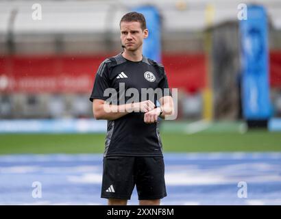 Monaco, Germania. 25 agosto 2024. Mario Hildenbrand (Schiedsrichter) beim Aufwaermen. GER, TSV 1860 Muenchen gegen FC Viktoria Koeln 1904, Fussball, 3. Bundesliga, 3. Spieltag, Saison 2024/2025, 25.08.2024. (LE NORMATIVE DFL DFB VIETANO QUALSIASI USO DI FOTOGRAFIE COME SEQUENZE DI IMMAGINI E/O QUASI-VIDEO). Foto: Eibner-Pressefoto/Heike Feiner credito: dpa/Alamy Live News Foto Stock