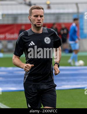 Monaco, Germania. 25 agosto 2024. Luca Schlosser (Schiedsrichter-Assistente). GER, TSV 1860 Muenchen gegen FC Viktoria Koeln 1904, Fussball, 3. Bundesliga, 3. Spieltag, Saison 2024/2025, 25.08.2024. (LE NORMATIVE DFL DFB VIETANO QUALSIASI USO DI FOTOGRAFIE COME SEQUENZE DI IMMAGINI E/O QUASI-VIDEO). Foto: Eibner-Pressefoto/Heike Feiner credito: dpa/Alamy Live News Foto Stock