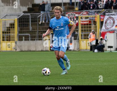 Monaco, Germania. 25 agosto 2024. Jesper Verlaat (TSV 1860 Muenchen, n. 4). GER, TSV 1860 Muenchen gegen FC Viktoria Koeln 1904, Fussball, 3. Bundesliga, 3. Spieltag, Saison 2024/2025, 25.08.2024. (LE NORMATIVE DFL DFB VIETANO QUALSIASI USO DI FOTOGRAFIE COME SEQUENZE DI IMMAGINI E/O QUASI-VIDEO). Foto: Eibner-Pressefoto/Heike Feiner credito: dpa/Alamy Live News Foto Stock