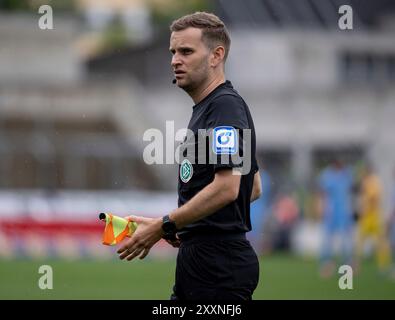 Monaco, Germania. 25 agosto 2024. Luca Schlosser (Schiedsrichter-Assistente). GER, TSV 1860 Muenchen gegen FC Viktoria Koeln 1904, Fussball, 3. Bundesliga, 3. Spieltag, Saison 2024/2025, 25.08.2024. (LE NORMATIVE DFL DFB VIETANO QUALSIASI USO DI FOTOGRAFIE COME SEQUENZE DI IMMAGINI E/O QUASI-VIDEO). Foto: Eibner-Pressefoto/Heike Feiner credito: dpa/Alamy Live News Foto Stock