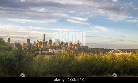 Edmonton, Canada, 2 agosto 2024: Vista panoramica del centro di Edmonton nelle ore d'oro Foto Stock