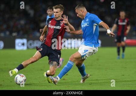 Stefan Posch del Bologna FC compete per il pallone con Alessandro Buongiorno della SSC Napoli durante la serie A Enilive tra SSC Napoli e Bologna FC allo stadio Diego Armando Maradona Foto Stock