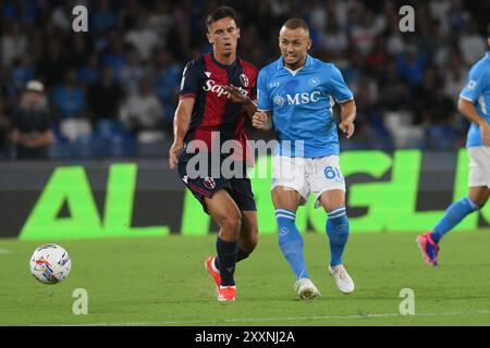 Stanislav Lobotka della SSC Napoli compete per il pallone con Stefan Posch del Bologna FC durante la serie A Enilive tra SSC Napoli e Bologna FC allo stadio Diego Armando Maradona Foto Stock