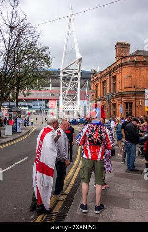 Gli appassionati di sport si riuniscono per assistere a un Gran premio dell'autodromo presso lo stadio Principality, nella capitale gallese di Cardiff Foto Stock