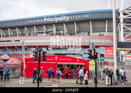 Gli appassionati di sport si riuniscono per assistere a un Gran premio dell'autodromo presso lo stadio Principality, nella capitale gallese di Cardiff Foto Stock