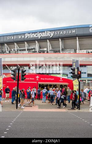 Gli appassionati di sport si riuniscono per assistere a un Gran premio dell'autodromo presso lo stadio Principality, nella capitale gallese di Cardiff Foto Stock