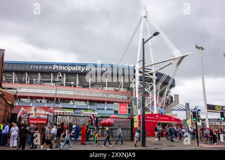 Gli appassionati di sport si riuniscono per assistere a un Gran premio dell'autodromo presso lo stadio Principality, nella capitale gallese di Cardiff Foto Stock