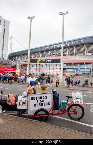 Hot dog e hamburger in vendita ai tifosi dello sport che si riuniscono per un evento del Gran premio dell'autodromo allo stadio Principality, nella capitale gallese di Cardiff Foto Stock