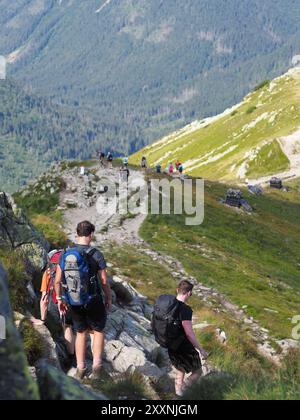 Monti Tatra, Polonia - 27 luglio 2024: Gli escursionisti si dirigono su un sentiero in pietra con uno splendido sfondo montano, catturando l'essenza dell'avvento Foto Stock