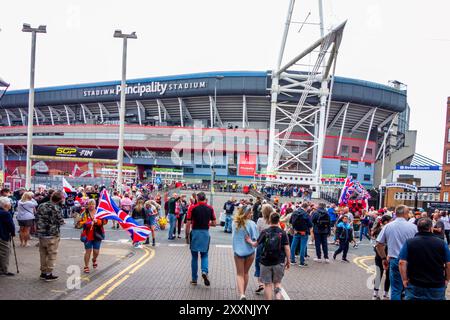 Gli appassionati di sport si riuniscono per assistere a un Gran premio dell'autodromo presso lo stadio Principality, nella capitale gallese di Cardiff Foto Stock