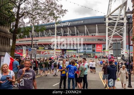 Gli appassionati di sport si riuniscono per assistere a un Gran premio dell'autodromo presso lo stadio Principality, nella capitale gallese di Cardiff Foto Stock