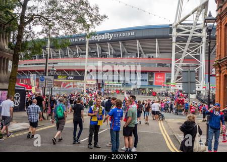 Gli appassionati di sport si riuniscono per assistere a un Gran premio dell'autodromo presso lo stadio Principality, nella capitale gallese di Cardiff Foto Stock