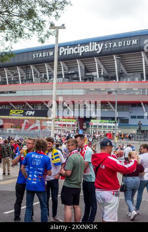 Gli appassionati di sport si riuniscono per assistere a un Gran premio dell'autodromo presso lo stadio Principality, nella capitale gallese di Cardiff Foto Stock