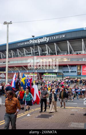 Gli appassionati di sport si riuniscono per assistere a un Gran premio dell'autodromo presso lo stadio Principality, nella capitale gallese di Cardiff Foto Stock