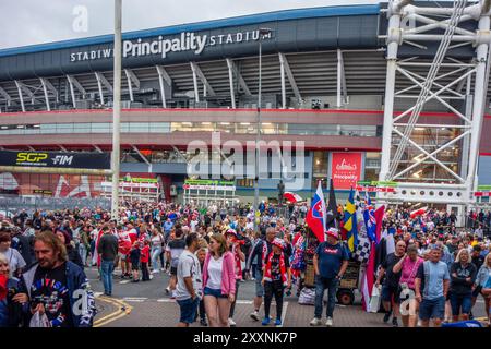 Gli appassionati di sport si riuniscono per assistere a un Gran premio dell'autodromo presso lo stadio Principality, nella capitale gallese di Cardiff Foto Stock