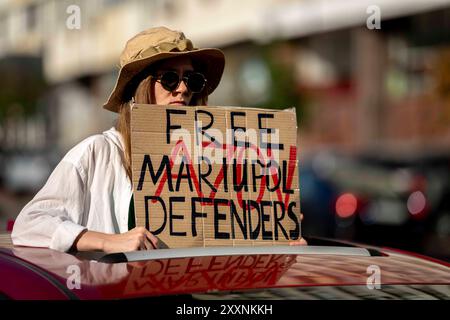 Kiev, Kiev, Ucraina. 25 agosto 2024. Protesta Azovstal libera di familiari e amici di soldati tenuti in prigionia dalla Russia. I soldati si arresero alla Russia il 20 maggio 2022 per salvare vite umane presso le opere di ferro e furto di Mariupol. Alcuni sono stati rilasciati, molti sono ancora detenuti in prigionia russa. Con la recente cattura di molti coscritti russi a Kursk, la speranza per gli scambi di prigionieri di guerra è in aumento. Foto Stock