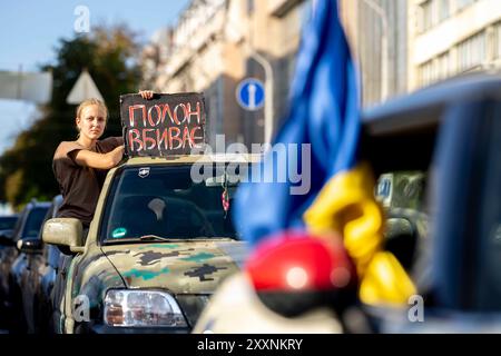 Kiev, Kiev, Ucraina. 25 agosto 2024. Protesta Azovstal libera di familiari e amici di soldati tenuti in prigionia dalla Russia. I soldati si arresero alla Russia il 20 maggio 2022 per salvare vite umane presso le opere di ferro e furto di Mariupol. Alcuni sono stati rilasciati, molti sono ancora detenuti in prigionia russa. Con la recente cattura di molti coscritti russi a Kursk, la speranza per gli scambi di prigionieri di guerra è in aumento. Foto Stock