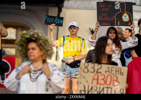 Kiev, Kiev, Ucraina. 25 agosto 2024. Protesta Azovstal libera di familiari e amici di soldati tenuti in prigionia dalla Russia. I soldati si arresero alla Russia il 20 maggio 2022 per salvare vite umane presso le opere di ferro e furto di Mariupol. Alcuni sono stati rilasciati, molti sono ancora detenuti in prigionia russa. Con la recente cattura di molti coscritti russi a Kursk, la speranza per gli scambi di prigionieri di guerra è in aumento. Foto Stock