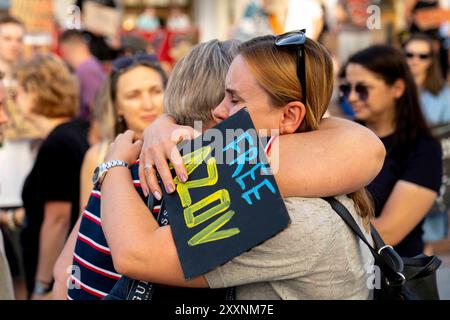 Kiev, Kiev, Ucraina. 25 agosto 2024. Madri di figli catturati della brigata Azov che si abbracciano e tengono a vicenda le armi alla protesta di Free Azovstal. Chiedono il rilascio di tutti i difensori di Mariupol catturati. I soldati si arresero alla Russia il 20 maggio 2022 per salvare vite umane presso le opere di ferro e furto di Mariupol. Alcuni sono stati rilasciati, molti sono ancora detenuti in prigionia russa. Con la recente cattura di molti coscritti russi a Kursk, la speranza per gli scambi di prigionieri di guerra è in aumento. Foto Stock