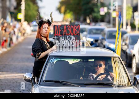 Kiev, Kiev, Ucraina. 25 agosto 2024. Protesta Azovstal libera di familiari e amici di soldati tenuti in prigionia dalla Russia. I soldati si arresero alla Russia il 20 maggio 2022 per salvare vite umane presso le opere di ferro e furto di Mariupol. Alcuni sono stati rilasciati, molti sono ancora detenuti in prigionia russa. Con la recente cattura di molti coscritti russi a Kursk, la speranza per gli scambi di prigionieri di guerra è in aumento. Foto Stock