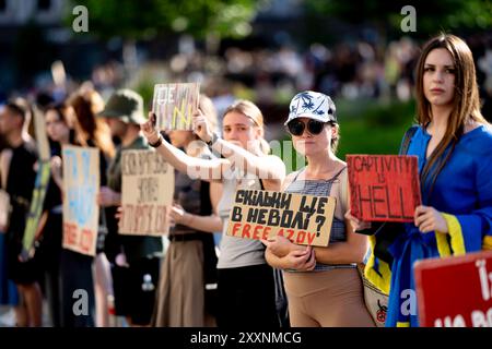 Kiev, Kiev, Ucraina. 25 agosto 2024. Protesta Azovstal libera di familiari e amici di soldati tenuti in prigionia dalla Russia. I soldati si arresero alla Russia il 20 maggio 2022 per salvare vite umane presso le opere di ferro e furto di Mariupol. Alcuni sono stati rilasciati, molti sono ancora detenuti in prigionia russa. Con la recente cattura di molti coscritti russi a Kursk, la speranza per gli scambi di prigionieri di guerra è in aumento. Foto Stock